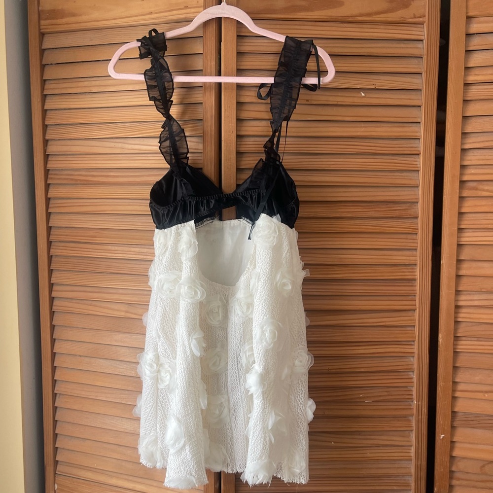 Elegant Black and Cream Mini Dress - Picture 9 of 9